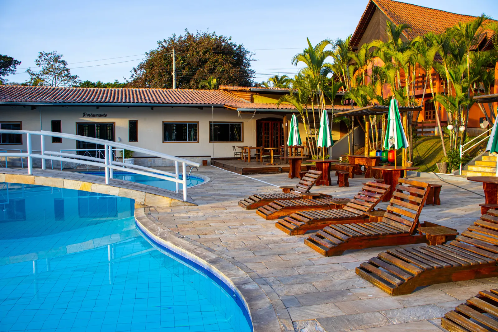 Piscina central ao ar livre do Hotel Gran Minas